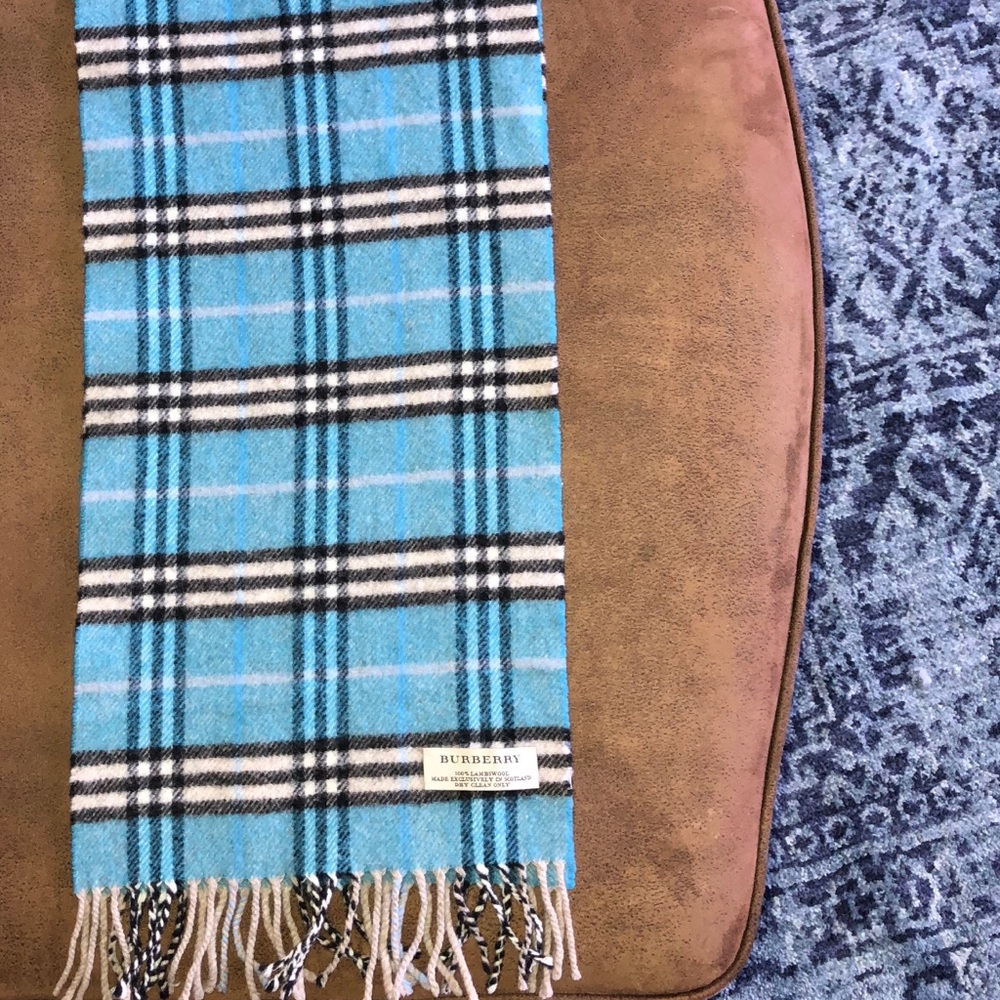 Burberry 100% Lambswool Scarf Blue - Picture 4 of 4